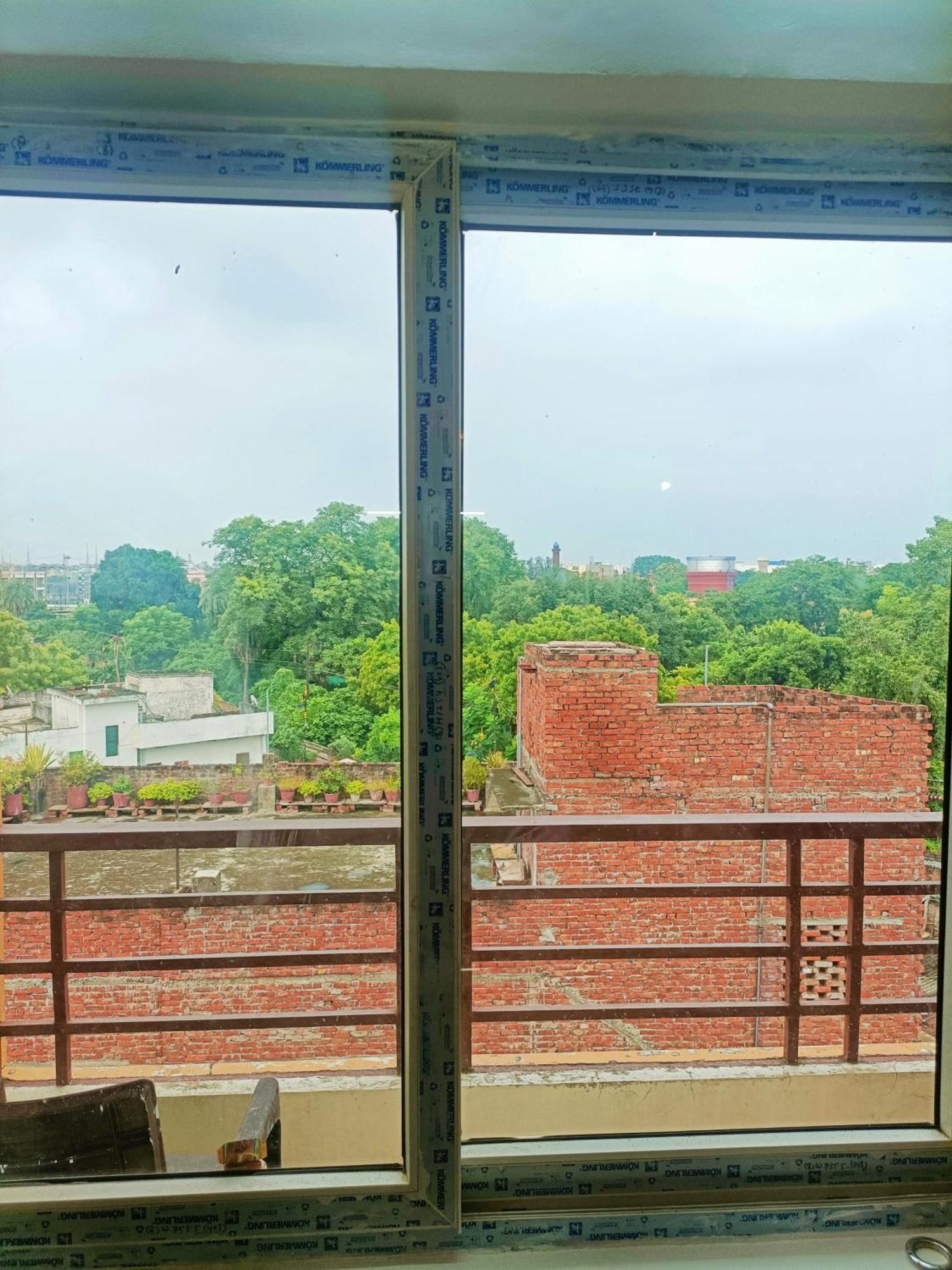 Pretty Garden View Apartment 3Bhk Furnished Flat Near Kashi Vishwanath Temple バラナシ エクステリア 写真