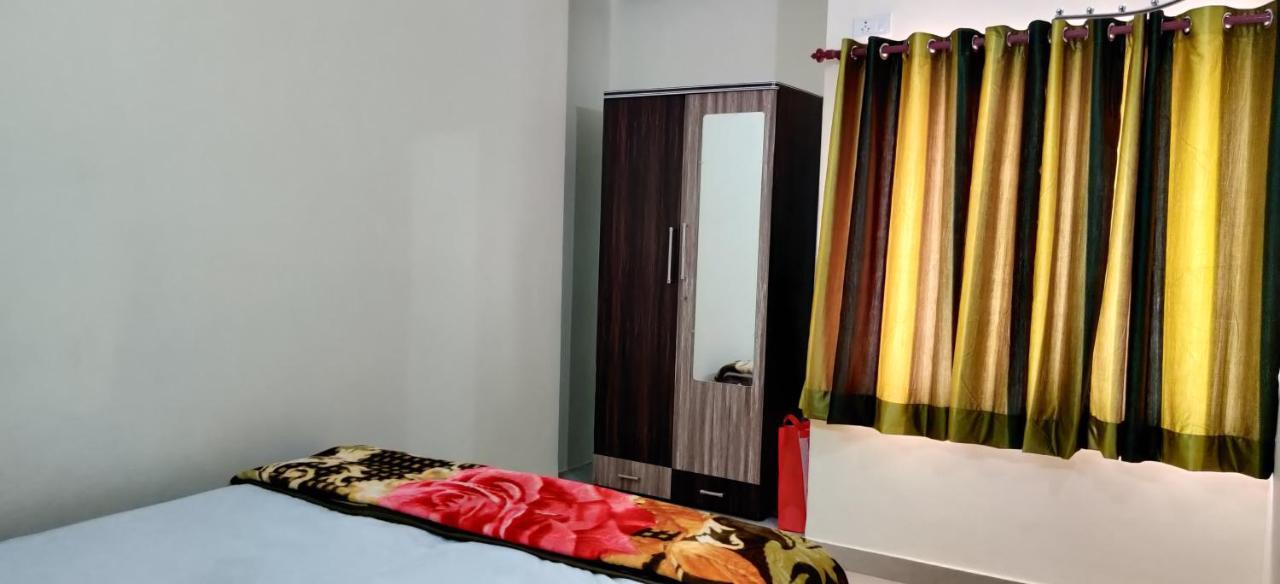 Pretty Garden View Apartment 3Bhk Furnished Flat Near Kashi Vishwanath Temple バラナシ エクステリア 写真